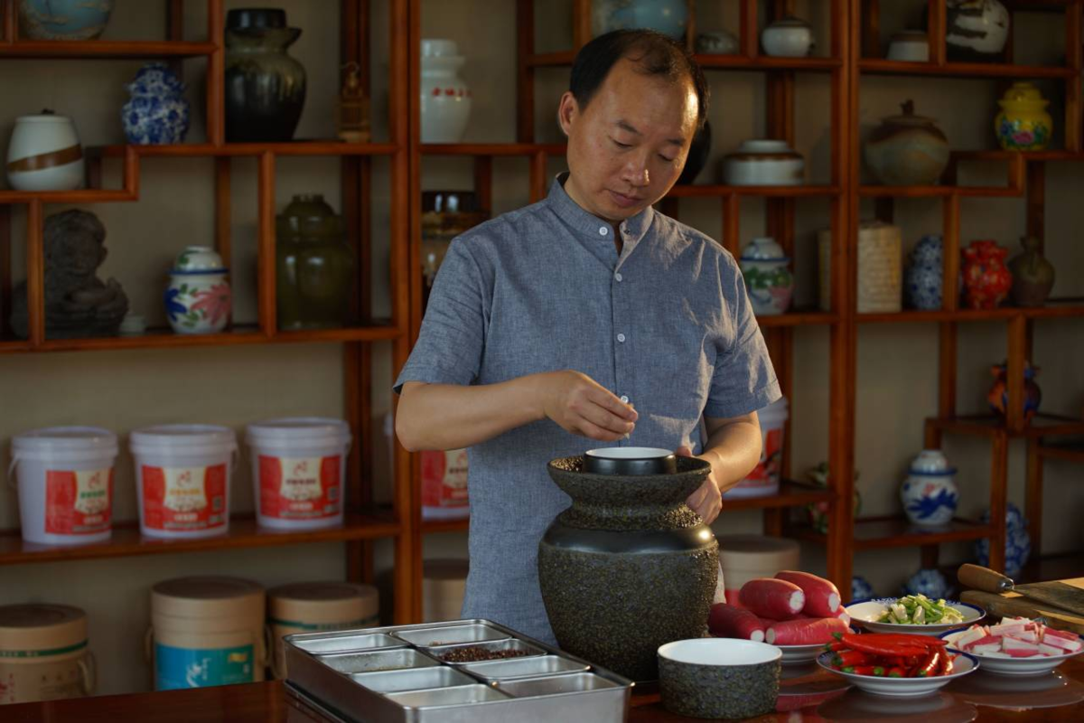 一个泡菜老坛子里有多少秘密？请非遗传承人何艳平为我们揭秘